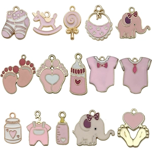 Set de 15 dijes de bebé en esmalte rosa con calcetines y caballo balancín para joyería