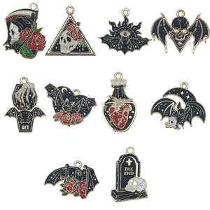 Halloween Ohrringe Set mit schwarzen Fledermaus Totenkopf und roten Rosen Anhängern