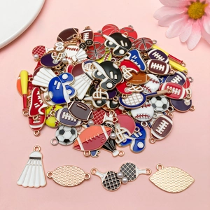Makroansicht bunter Emaille-Sportanhänger wie Fußball und Tennisschläger für DIY-Schmuck