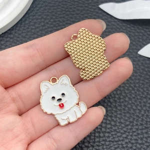 Dettaglio di ciondoli a cucciolo bianco smaltato per gioielli DIY e collane