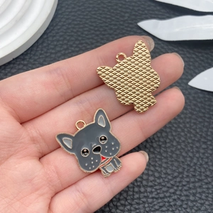 Dettaglio del ciondolo bulldog francese in smalto grigio con retro dorato per gioielli