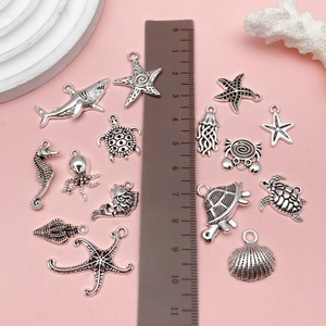 Vue macro des pendentifs animaux marins en argent vieilli, tailles de 15 à 35 mm