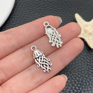 Détail macro de pendentifs méduse en argent avec tentacules et texture en relief