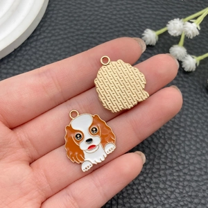 Détail macro du pendentif émaillé Cavalier King Charles Spaniel avec dos doré