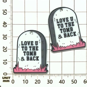 Vue détaillée des pendentifs tombe d'Halloween avec texte Love U To The Tomb sur règle