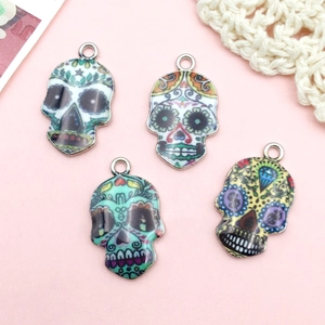 Set mit vier bunten Emaille-Zuckerschädel-Anhängern für DIY-Halloween-Schmuck