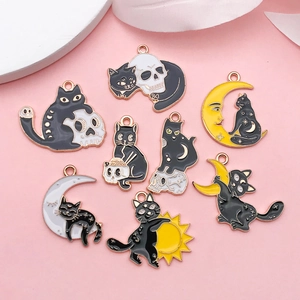 Lot détaillé de 8 breloques en émail chat crâne et lune pour création de bijoux DIY