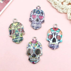 Vier bunte Zucker-Totenkopf-Anhänger mit Emaille-Finish für Halloween-Schmuckherstellung