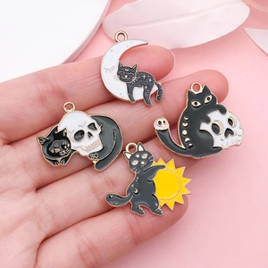 Pendentifs chat en émail noir avec lune et crâne pour bijoux DIY tenus à la main