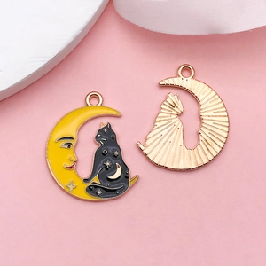 Détail de breloque chat noir et lune émaillée pour bijoux DIY avec dos en métal doré