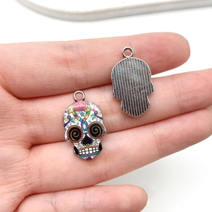 Detail bunter Emaille-Totenkopf-Anhänger mit Vorder- und Rückseitenstruktur für DIY-Schmuck