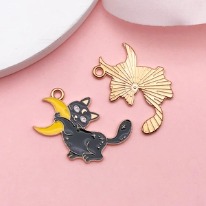 Vue détaillée du pendentif émaillé chat et lune avec dos texturé doré pour bijoux DIY