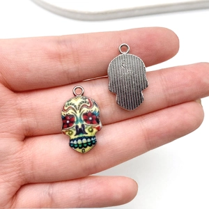 Detail von buntem Totenkopf-Anhänger mit Emaille-Mustern und texturierter Rückseite