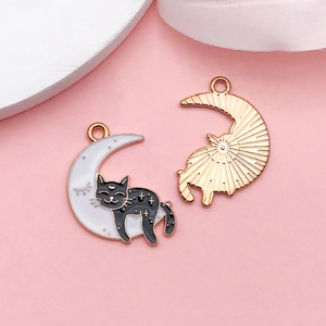 Vue détaillée avant et arrière du pendentif chat noir sur lune blanche pour bijoux DIY