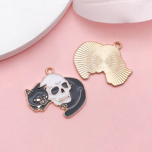 Détail d'un pendentif chat crâne montrant la texture métallique au dos en or rose