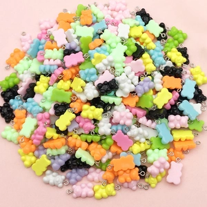 Primer plano de colgantes de oso de resina colorida con anillos para joyería DIY