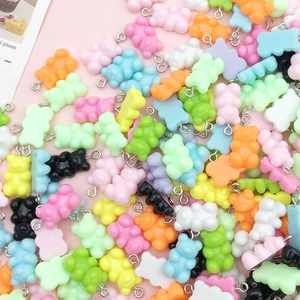 Vista detallada de varios colgantes de osos de resina colorida para joyería DIY y artesanía