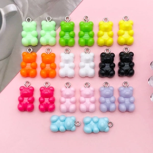 Colgantes de ositos de resina coloridos con anillos plateados para joyería artesanal