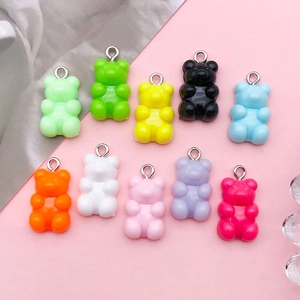 Vista superior de dijes de ositos de resina de colores con anillos para joyería DIY