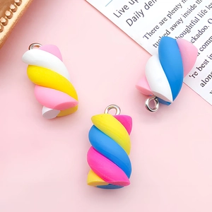 Nahaufnahme von bunten Harz-Marshmallow-Anhängern mit Silberhaken für DIY-Schmuck
