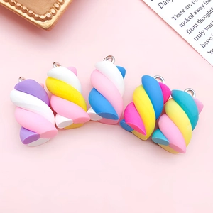 Fünf farbenfrohe Harz-Marshmallow-Anhänger mit Silberringen für DIY-Bastelarbeiten