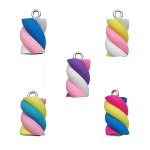 Bunte Marshmallow-Anhänger aus Harz für DIY-Bastelarbeiten mit Metallringen auf Weiß