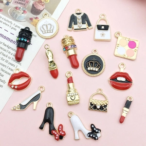 Detalle de dijes de aleación DIY con formas de pintalabios y corona con cristales