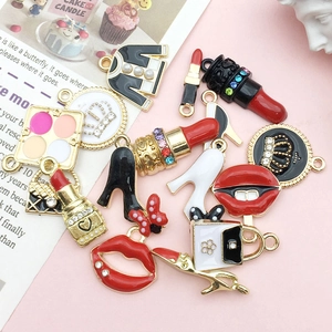 Set di dijes DIY con pintalabios y tacones altos para creación de joyas de moda