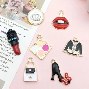 Set de dijes de aleación de esmalte DIY con corona, lápiz labial y bolso para hacer joyas