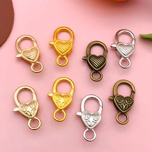 Détail de fermoirs mousquetons en forme de cœur en diverses finitions pour bijoux artisanaux