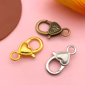 Trois fermoirs mousquetons en forme de cœur en bronze, or et argent pour la création de bijoux