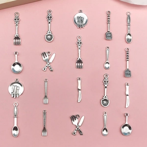 Flachbild von 20 Vintage Silberlegierungs-Anhängern mit Löffeln und Gabeln für DIY