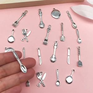 Detailansicht der antiken Mini-Besteckanhänger aus Legierung für DIY-Schmuck