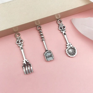 Makro-Detail der Vintage-Silberlegierungslöffel, Gabel und Spatel mit Love-Gravur