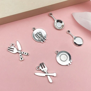 Detailansicht der Vintage-Küchenanhänger aus Silber mit Pfannen und Bestecksets für DIY
