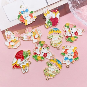 Vue à plat de pendentifs lapin colorés en émail pour la création de bijoux DIY