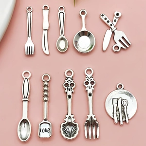 Set aus 10 antiken silbernen Küchenanhängern mit Löffel Gabel und Herzschaufel Motiv