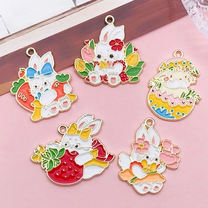 Détail de pendentifs lapins colorés en alliage avec motifs fleurs et fraises pour DIY
