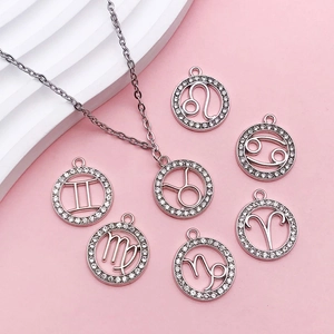 Set di collane zodiaco in argento con ciondoli in cristallo su supporto rosa