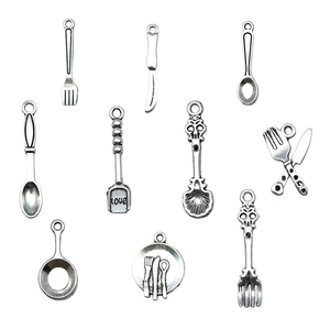 Set mit antiken silbernen Mini-Küchenbesteck-Anhängern wie Löffel und Gabeln für DIY-Schmuck