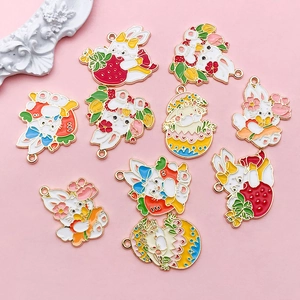 Détail de breloques lapin en émail coloré pour la fabrication de bijoux DIY et porte-clés