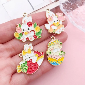 Lot de quatre breloques de lapin en émail pour la création de bijoux et porte-clés