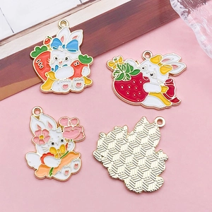 Vue détaillée des breloques lapin en émail avec finition dorée pour bijoux DIY