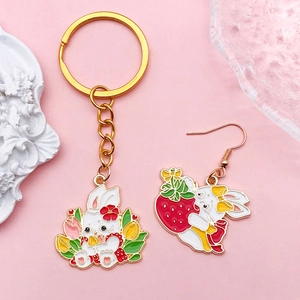 Détails de breloques lapins en émail avec tulipes et fraises pour la création de bijoux DIY