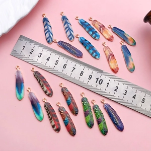 Lot de 16 breloques plumes colorées en émail aux motifs variés et finition or rose