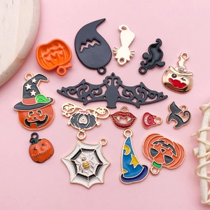 Vista superior de dijes de Halloween con calabazas, fantasmas y sombreros de bruja