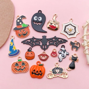 Detalle de 14 dijes de Halloween en aleación esmaltada con calabazas y fantasmas variados