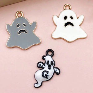 Vue détaillée de breloques fantômes d'Halloween émaillées pour la création de bijoux