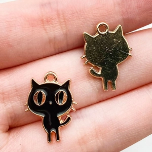 Détails des breloques chat en émail noir avec dos doré pour création de bijoux DIY