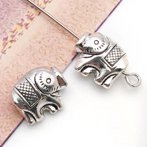 Vue détaillée de perles d'éléphant en argent antique avec texture gaufrée pour bijoux DIY